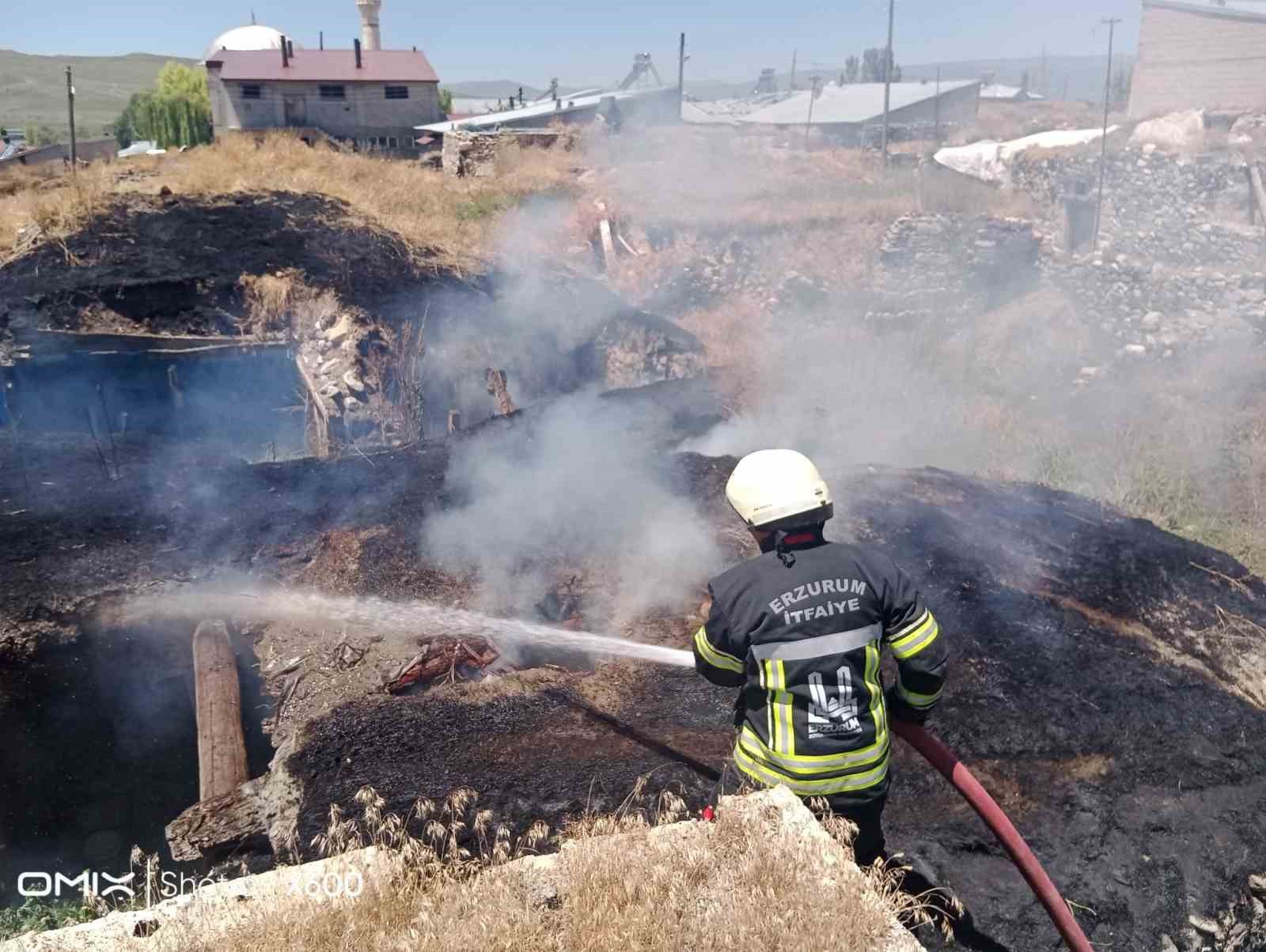 Pasinler’de ahır yangını