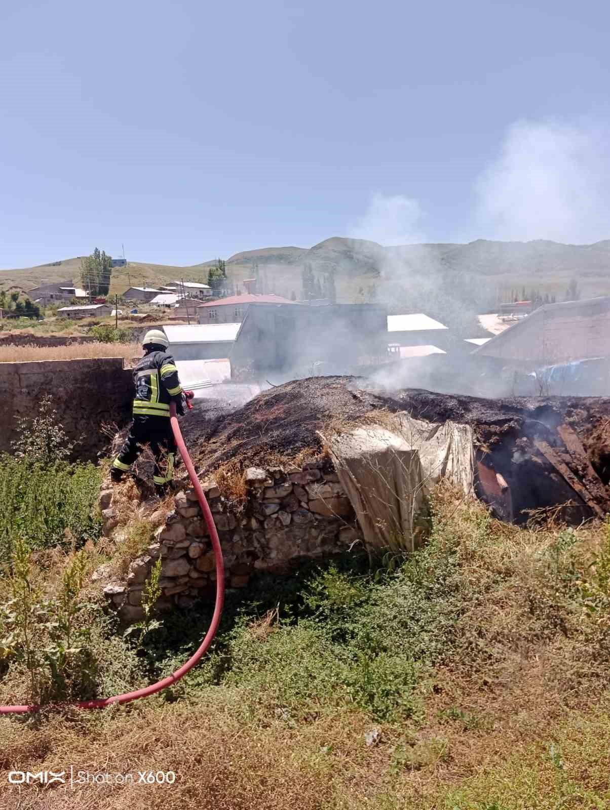 Pasinler&rsquo;de ahır yangını
