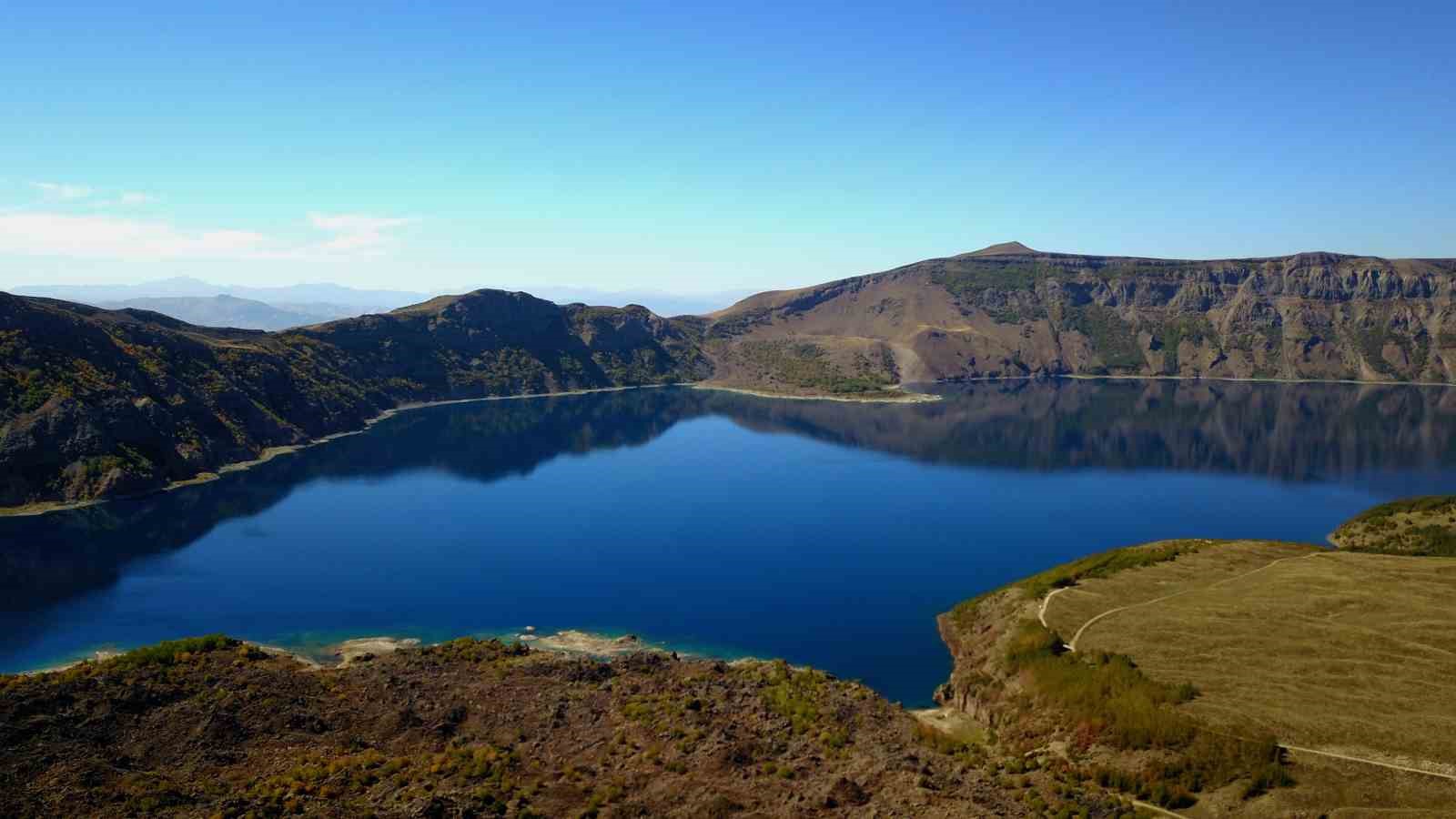 Doğanın saklı harikası Nemrut Krateri ziyaret&ccedil;ilerini mest ediyor
