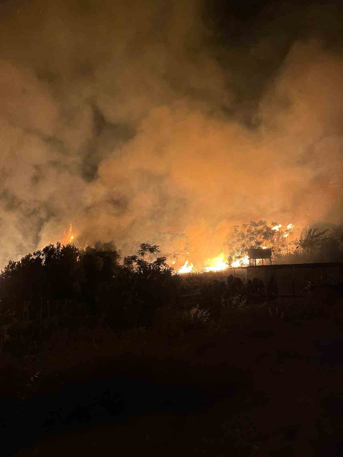 Samandağ’da evin bahçesinden alevler yükseldi