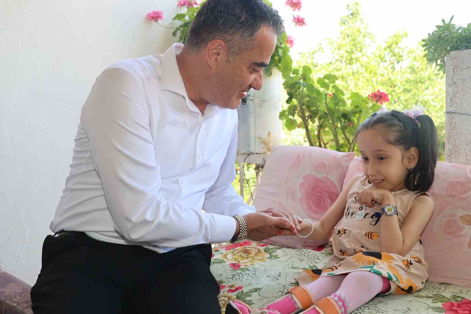 Başkan Arıcı minik Efsa’ya akülü tekerlekli sandalye hediye etti