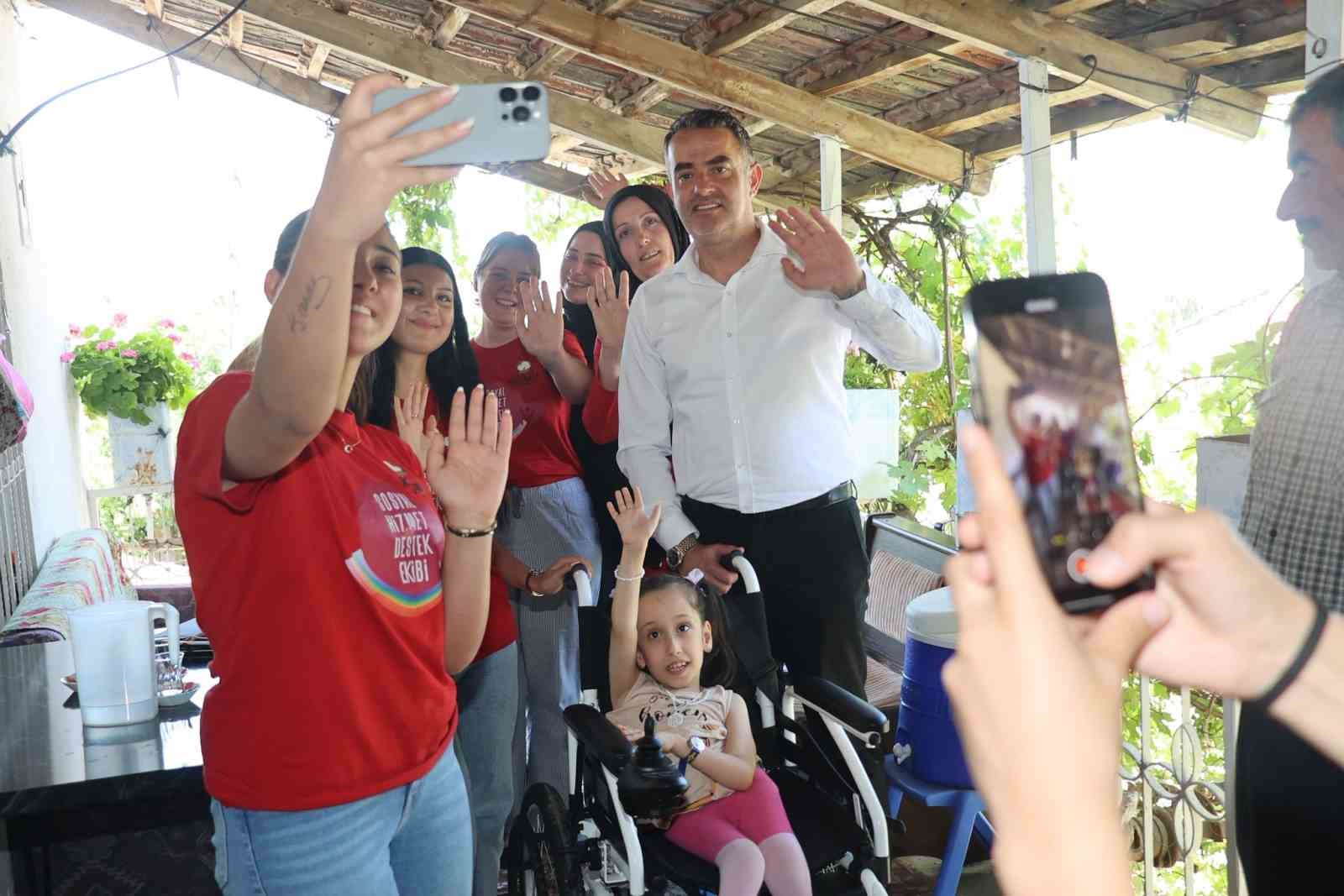 Başkan Arıcı minik Efsa&rsquo;ya ak&uuml;l&uuml; tekerlekli sandalye hediye etti
