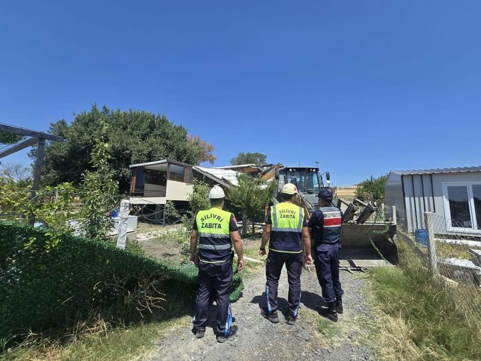 Silivri&rsquo;de tarım arazilerindeki ka&ccedil;ak yapılarla m&uuml;cadele s&uuml;r&uuml;yor
