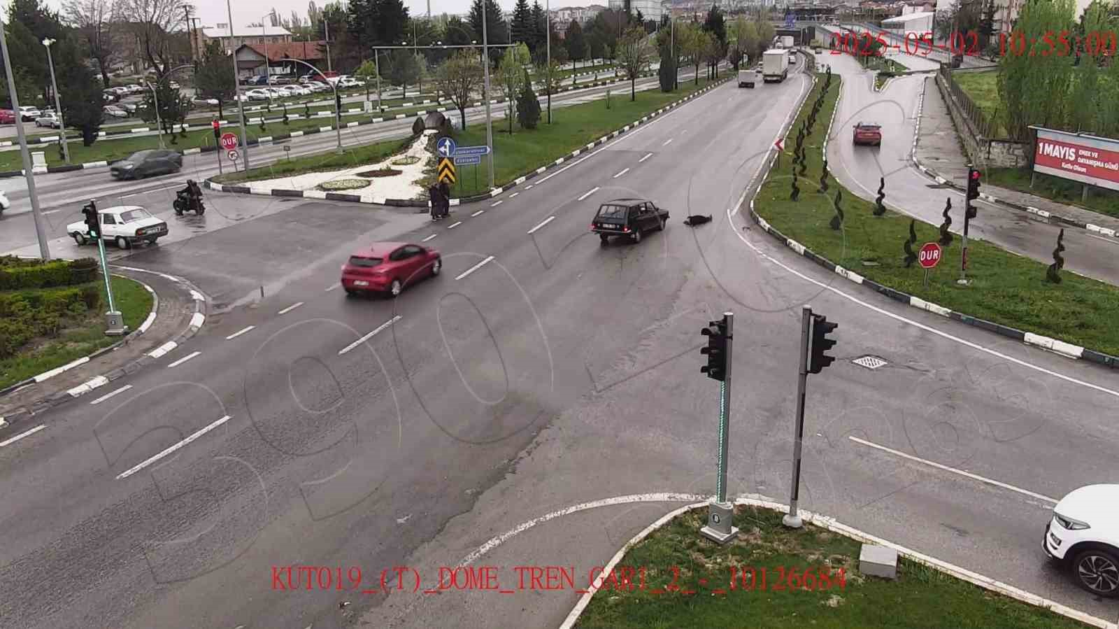 Dikkatsizliğin sebep olduğu kazalar kameralara yansıdı