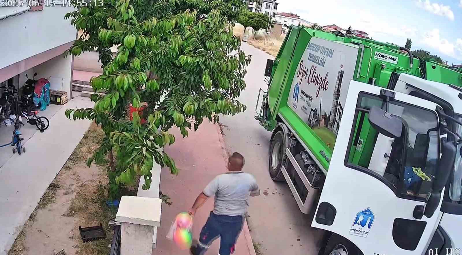 Çöp kamyonunun toplarını patlattığı çocuklara, temizlik işçileri yeni top aldı