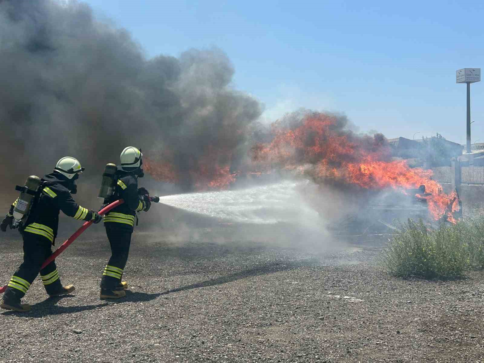 (ÖZEL) Göreve başlayan 45 itfaiye erinin gerçeğini aratmayan eğitimi nefes kesti