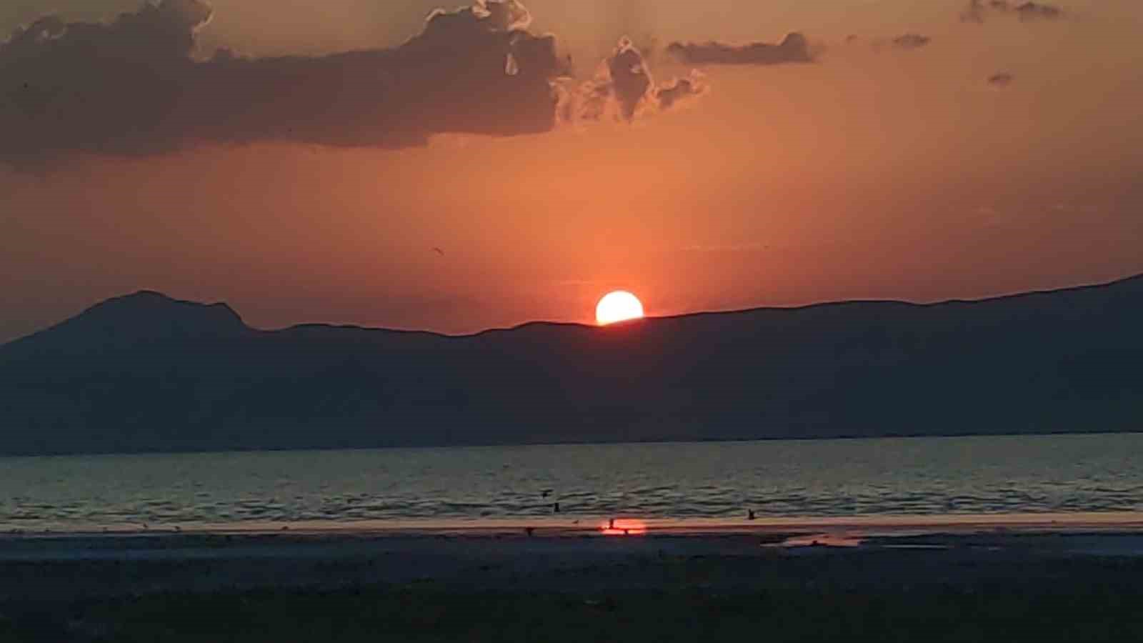 Erçek Gölü’nde muhteşem gün batımı
