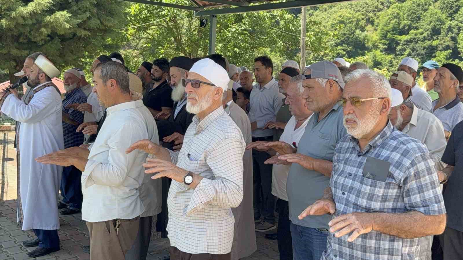 Kuraklığa çare arayan köylülerden yağmur duası