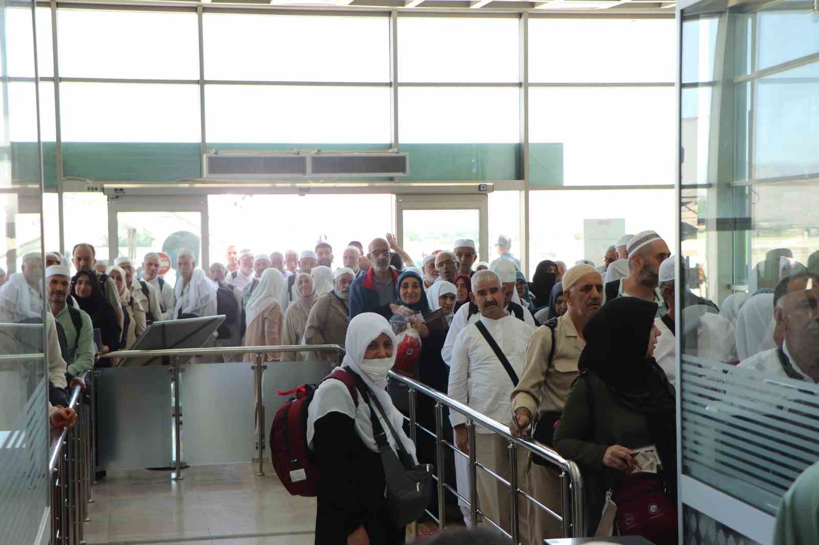 Elazığ hacıları yurda döndü: Müftülükten çiçeklerle karşılama