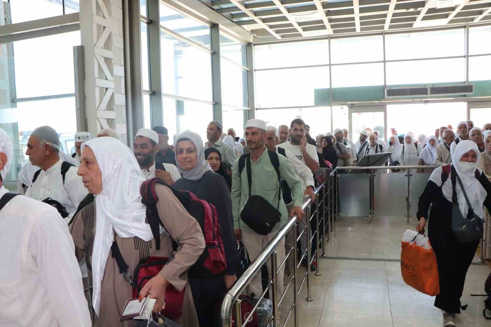 Elazığ hacıları yurda döndü: Müftülükten çiçeklerle karşılama
