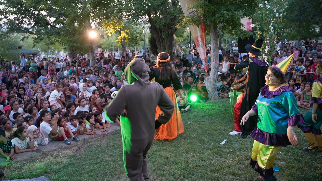 Gezici Çocuk Tiyatro Günleri Ergani, Hazro ve Hani’de çocuklarla buluştu