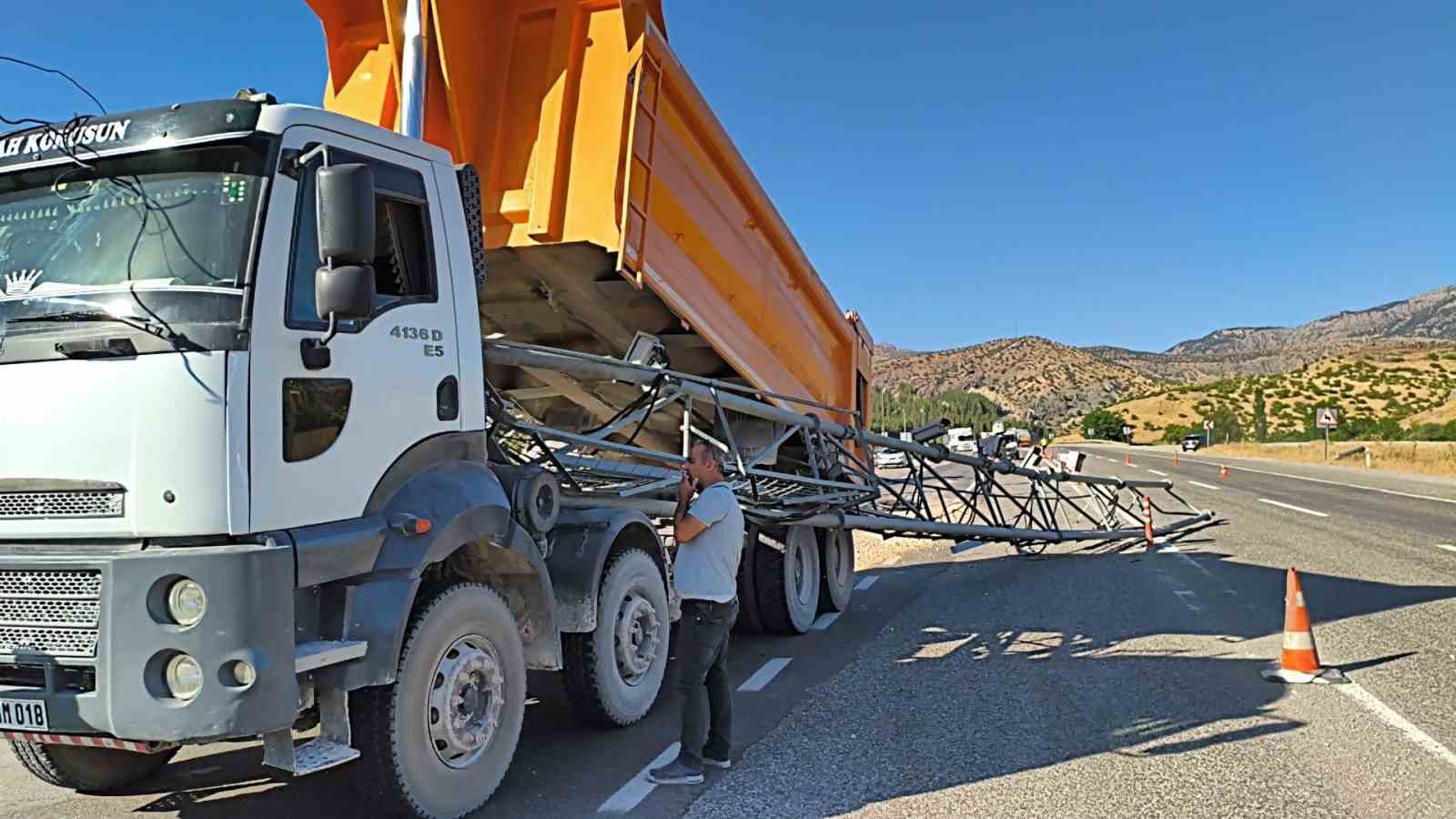 Siirt’te damperi açık kalan kamyon EDS direğine çarptı