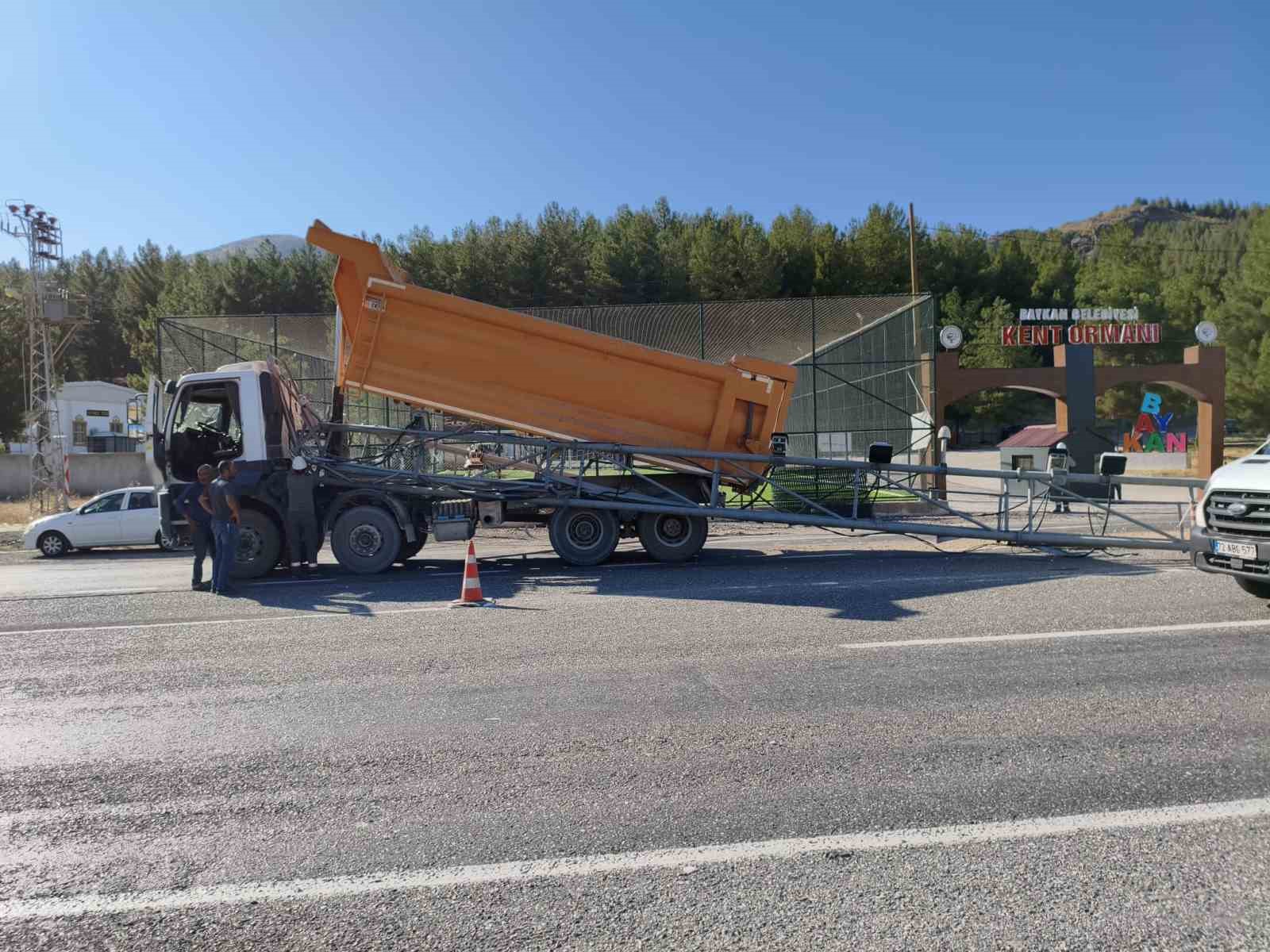 Siirt&rsquo;te damperi a&ccedil;ık kalan kamyon EDS direğine &ccedil;arptı
