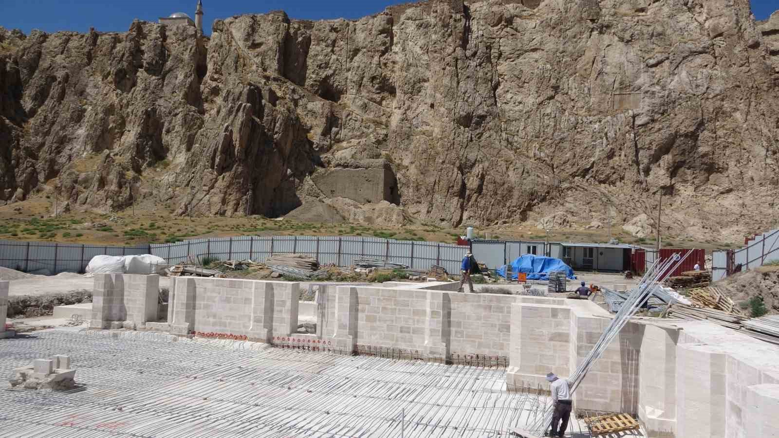 Van’da 750 yıllık cami ayağa kaldırılıyor