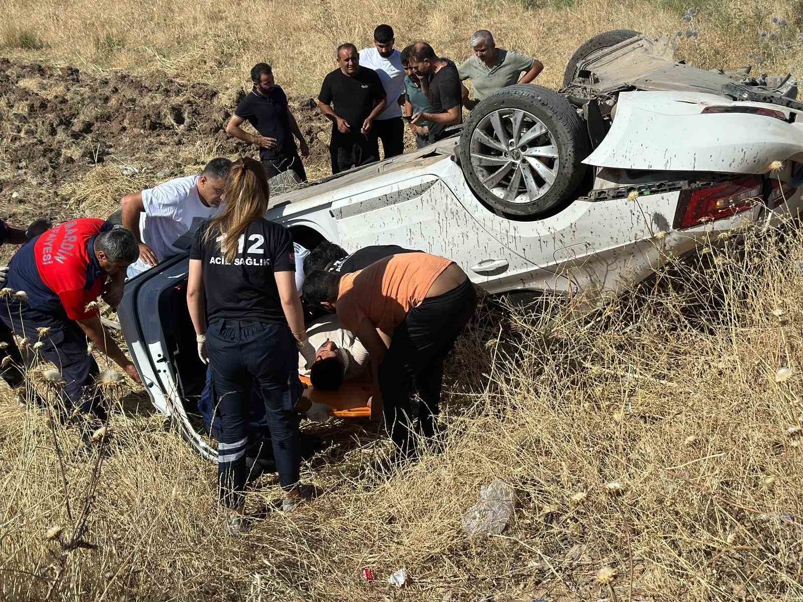 Mardin&rsquo;de şarampole devrilen otomobilin s&uuml;r&uuml;c&uuml;s&uuml; yaralandı
