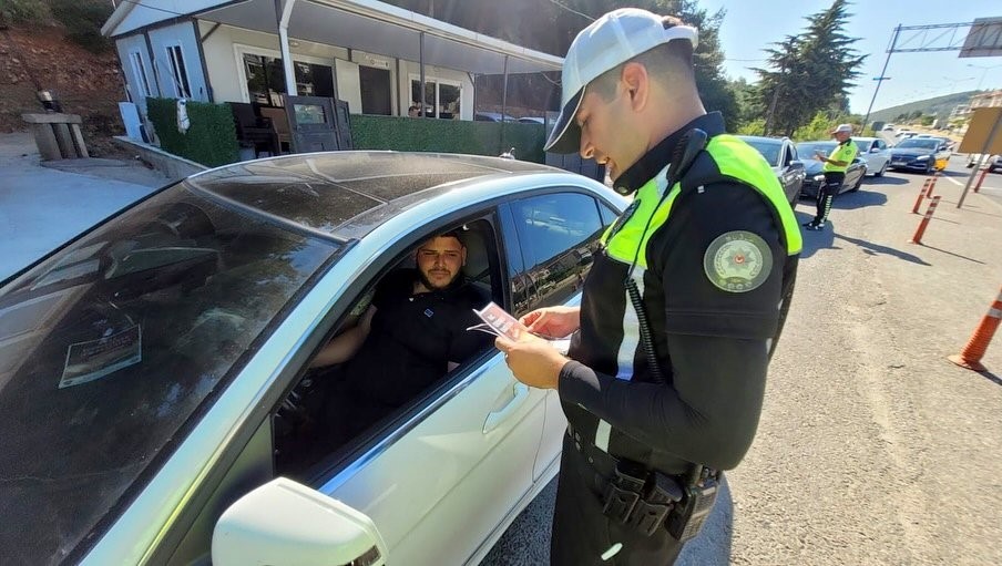 Muğla’da yangın alarmı trafik ekipleri sahada, broşürler dağıtılıyor
