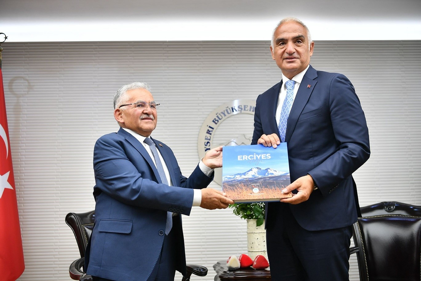 Bakan Ersoy’dan Başkan Büyükkılıç’a ve Kayseri’ye övgüler