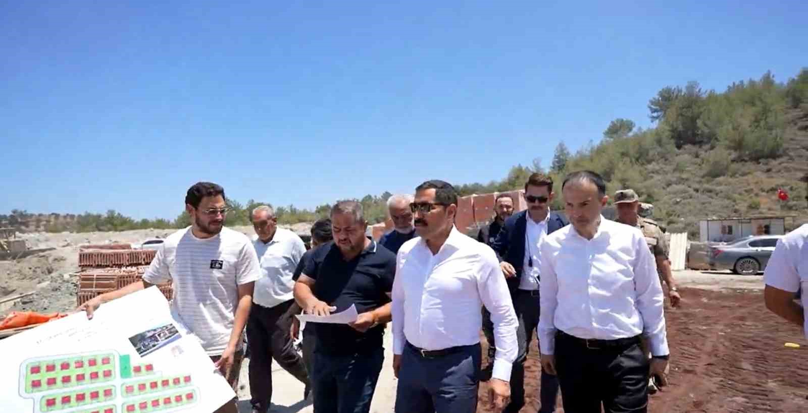 Arsuz&rsquo;da Akdeniz manzaralı kırsal afet konutlarının inşası s&uuml;r&uuml;yor
