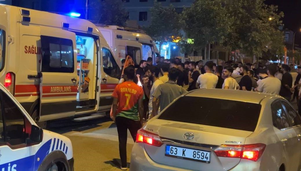 Otomobil park halindeki araçlara çarptı: 4 yaralı