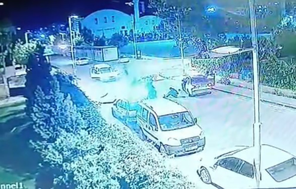 Kontrolden çıkan motosiklet otomobilin altına girdi
