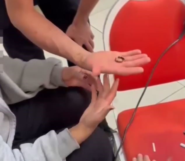 Parmağına y&uuml;z&uuml;k sıkışan kadının yardımına itfaiye koştu
