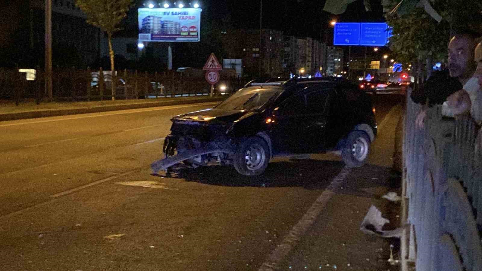 Demir korkuluklara çarpan otomobildeki 2 kişi yaralandı