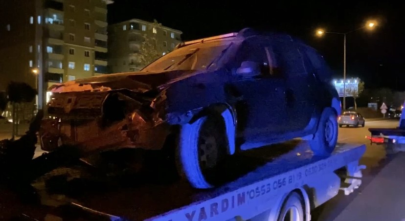 Demir korkuluklara &ccedil;arpan otomobildeki 2 kişi yaralandı
