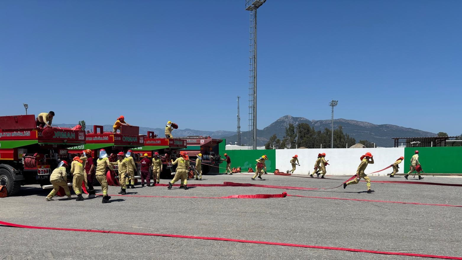 Mersin’de göreve yeni başlayan ateş savaşçılarına eğitim veriliyor