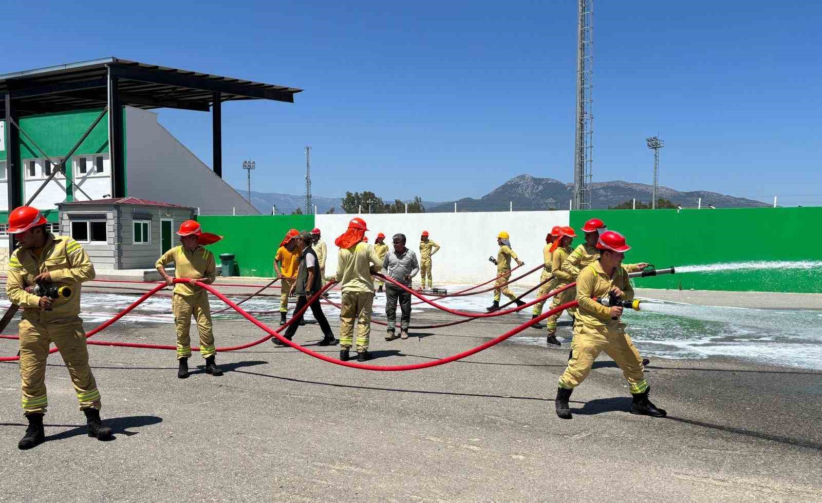 Mersin’de göreve yeni başlayan ateş savaşçılarına eğitim veriliyor
