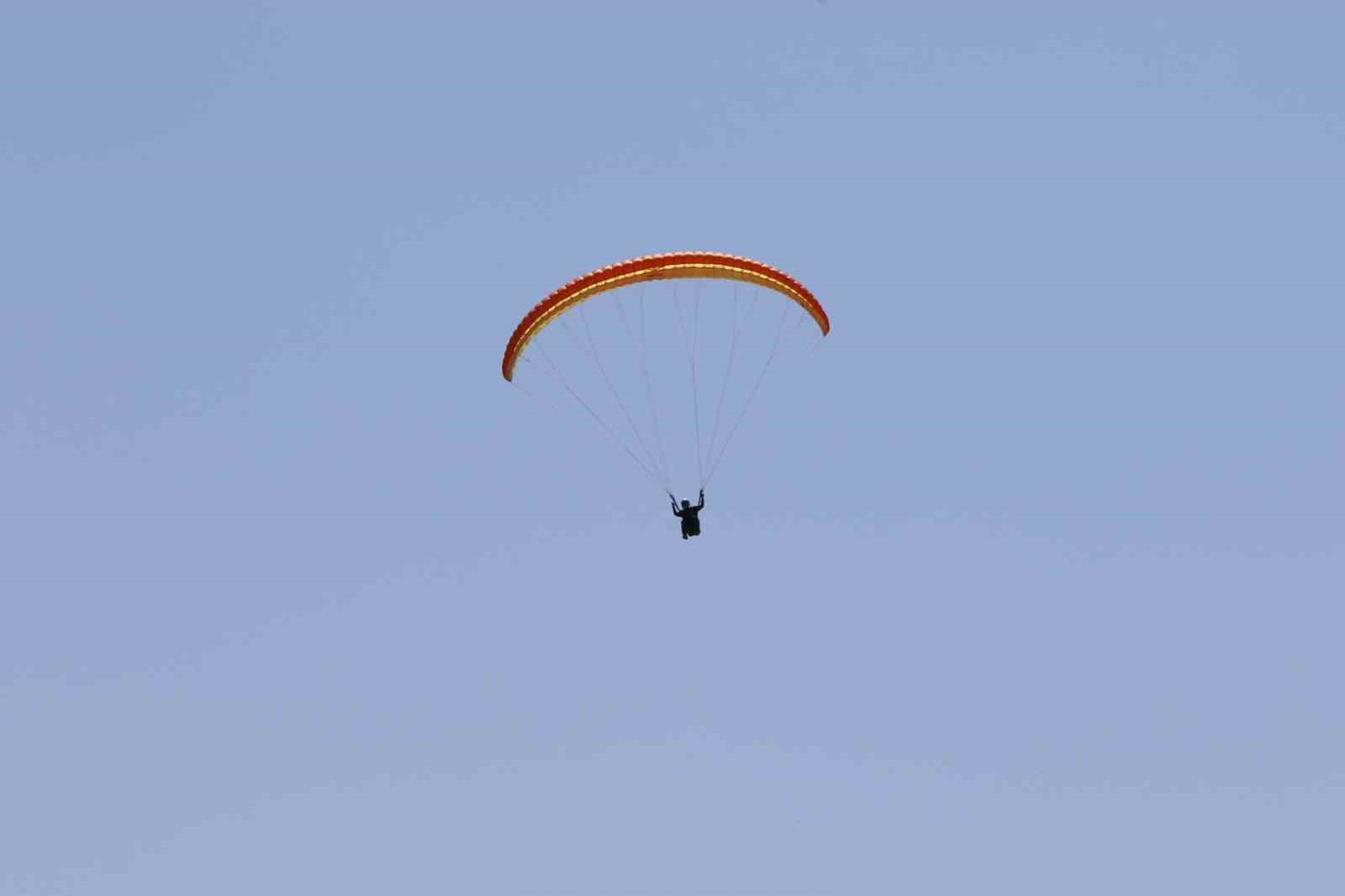 İnönü’de paraşütlerle atlayanlardan görsel şölen