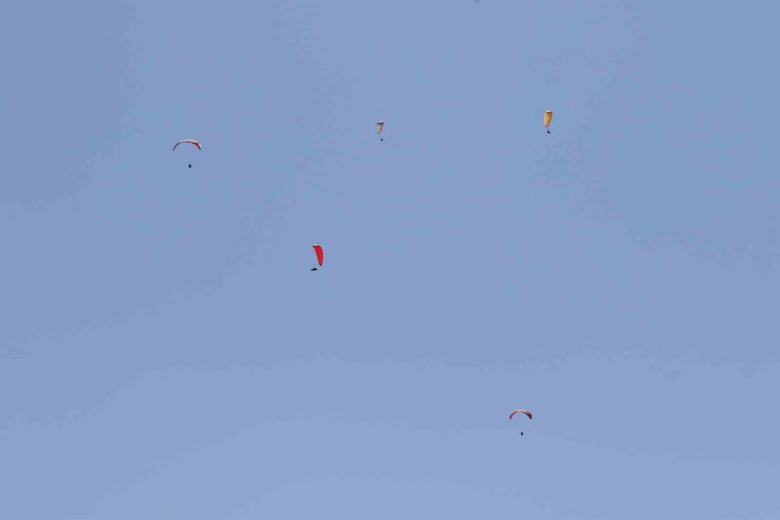 İn&ouml;n&uuml;&rsquo;de paraş&uuml;tlerle atlayanlardan g&ouml;rsel ş&ouml;len
