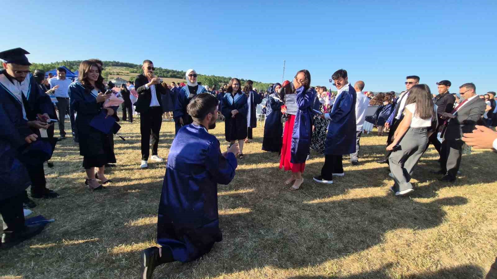 Mezuniyet töreninde sürpriz evlilik teklifi