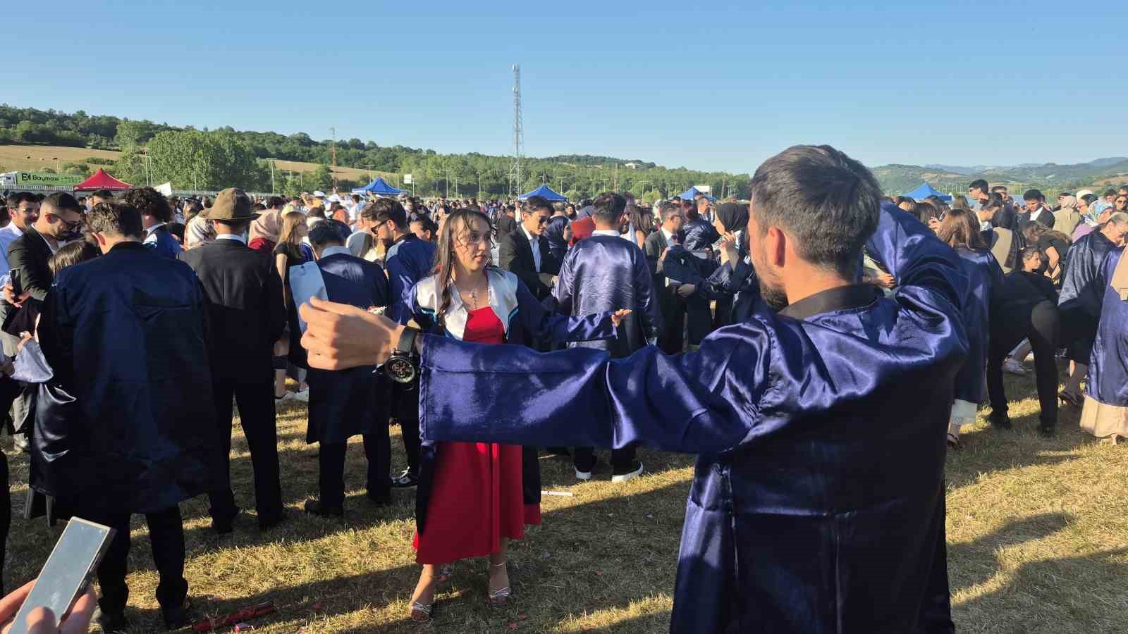 Mezuniyet t&ouml;reninde s&uuml;rpriz evlilik teklifi
