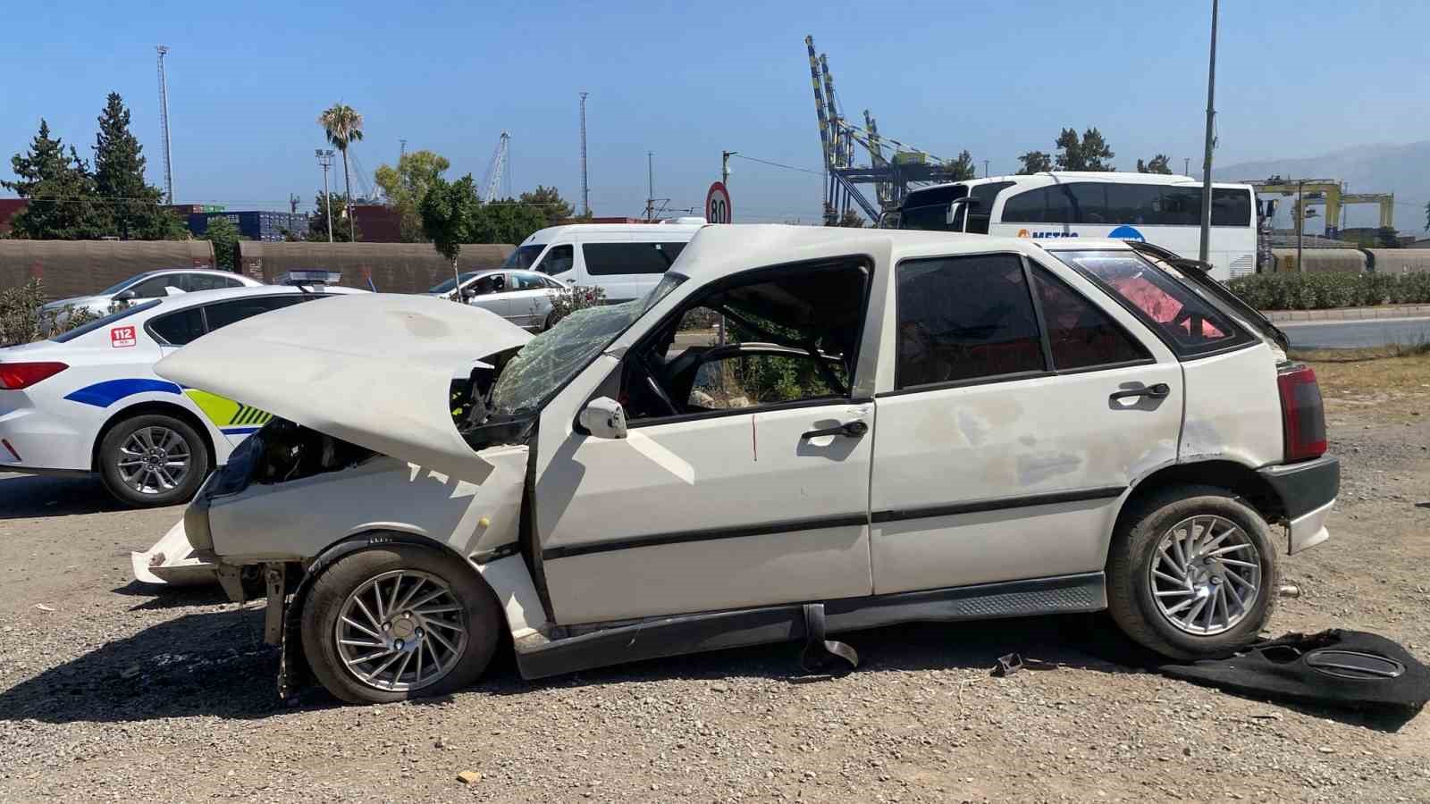 Otomobillerin hurdaya d&ouml;nd&uuml;ğ&uuml; kazada 2 kişi yaralandı
