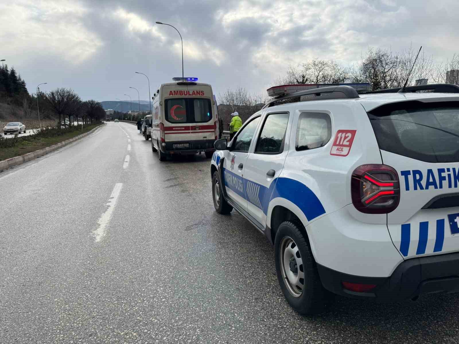 Kontrolden çıkan otomobil karşı şeride geçti, yaşanan trafik kazasında 2 kişi yaralandı