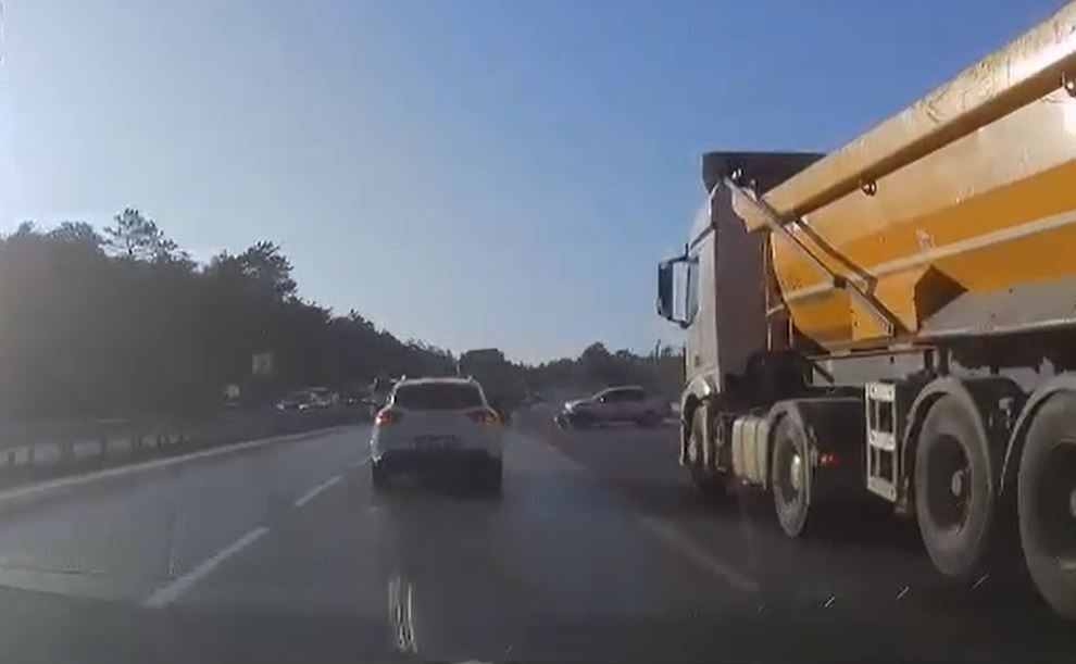 Arnavutköy - Sultangazi yolunda kontrolden çıkan araç kaza yaptı