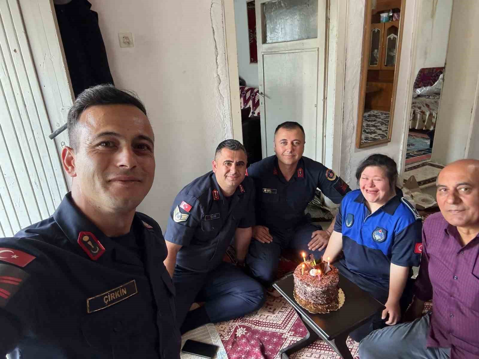 Kırşehir’de Jandarmadan Down Sendromlu Sıla’ya Doğum Günü Sürprizi