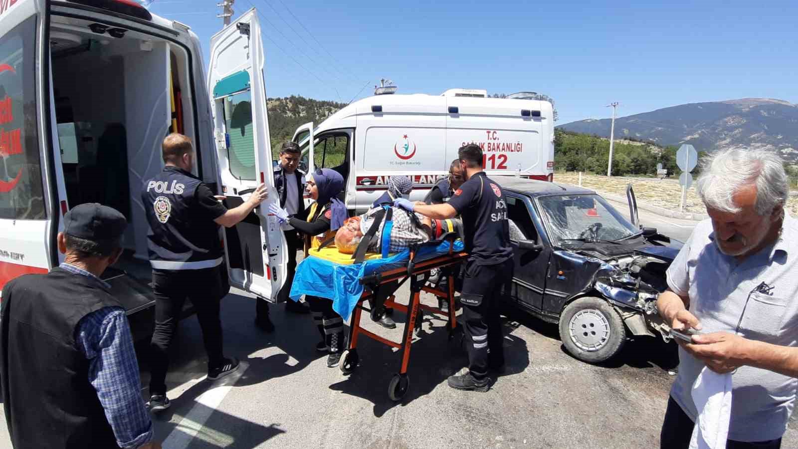 Bolu’da kavşakta süt kamyonu ile otomobil çarpıştı: 2 yaralı
