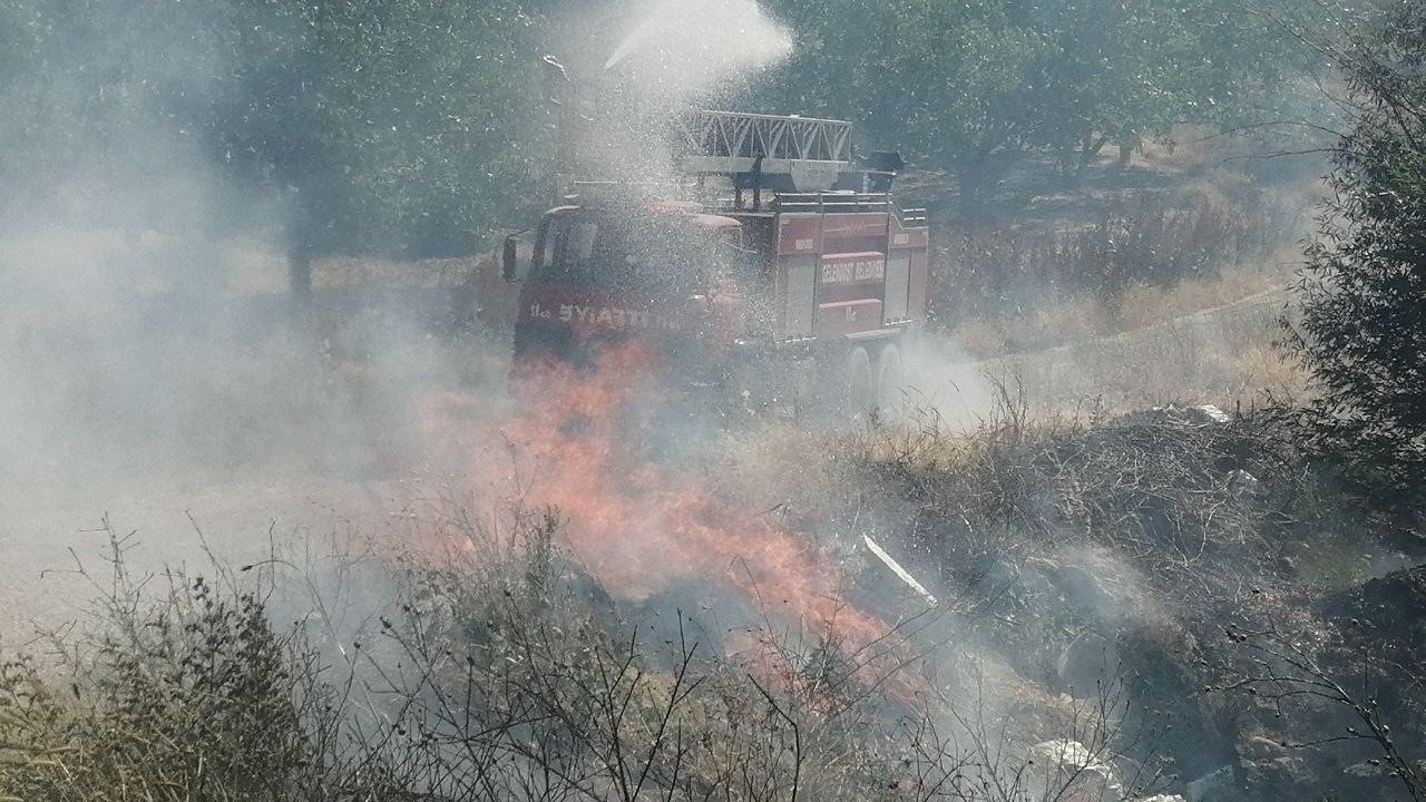 Gelendost&rsquo;ta g&ouml;l kenarında &ccedil;ıkan yangında 200 d&ouml;n&uuml;m alan zarar g&ouml;rd&uuml;
