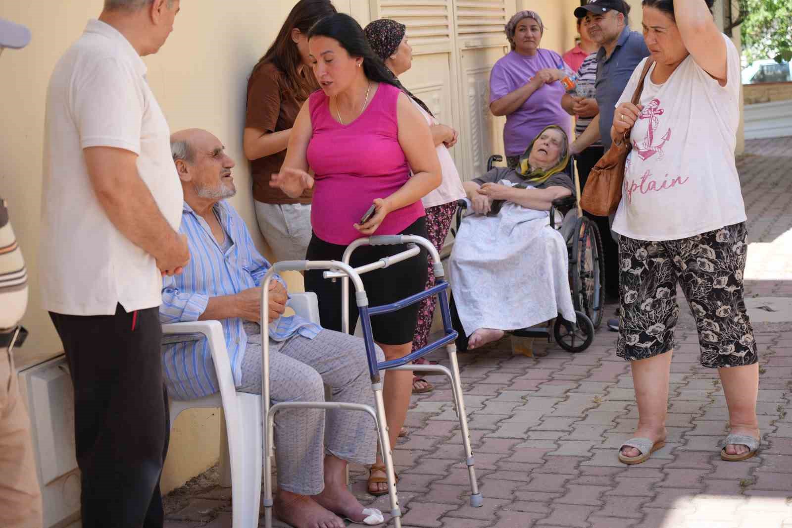 Antalya’da yangın paniği, apartman dumanla kaplandı, yaşlı çift kurtarıldı
