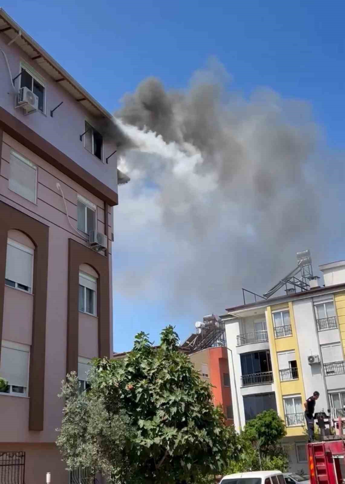Antalya&rsquo;da yangın paniği, apartman dumanla kaplandı, yaşlı &ccedil;ift kurtarıldı

