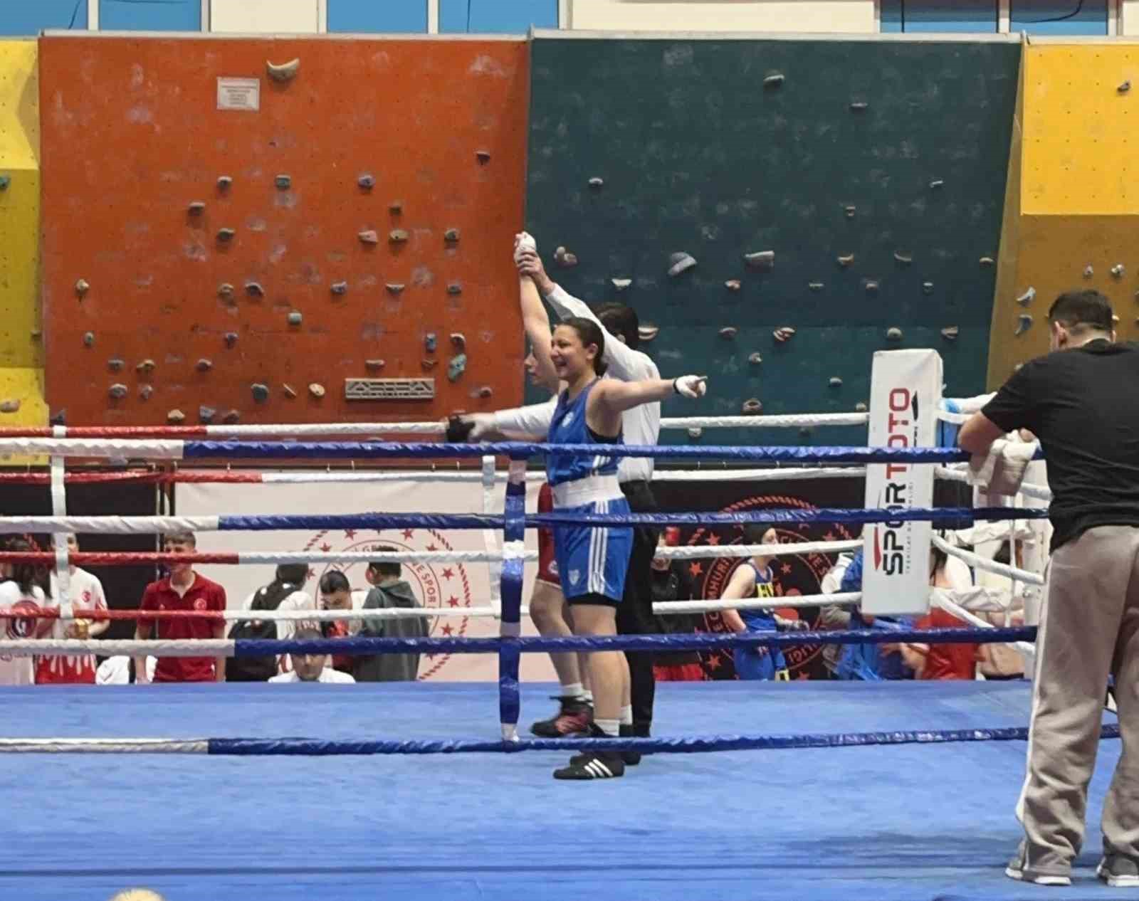 Beyzanur, 16 yıl aradan sonra milli takıma &ccedil;ağrılan ilk boks&ouml;r oldu
