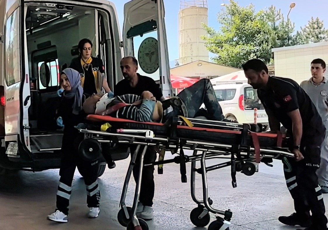 İnşaatın 2. katından d&uuml;şen iş&ccedil;i ağır yaralandı, &ccedil;ocuklarını sayıkladı
