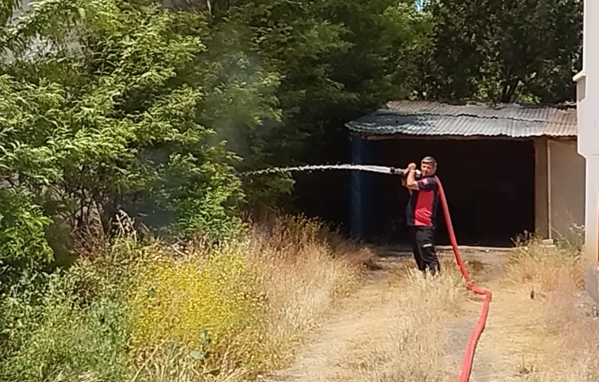 Tokat’ta arazide çıkan yangın evlere sıçramadan söndürüldü
