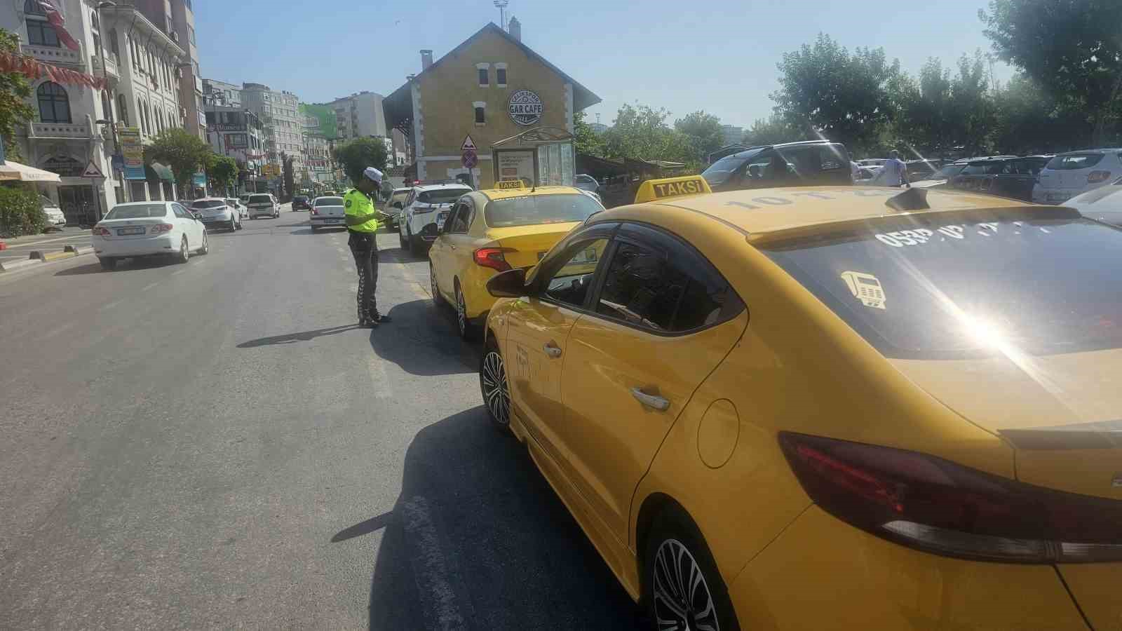 Bandırma&rsquo;da kurallara uymayan s&uuml;r&uuml;c&uuml;lere ceza yağdı
