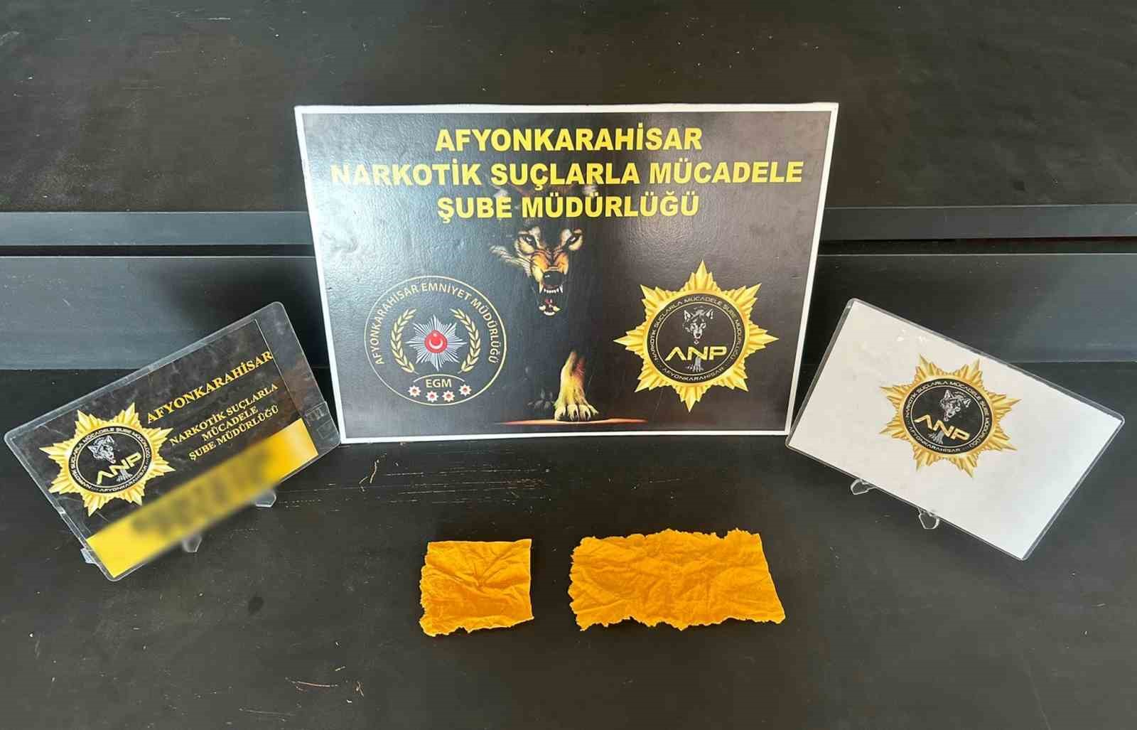 Peçeteye emdirilmiş uyuşturucu ile yakalanan 3 kişi tutuklandı