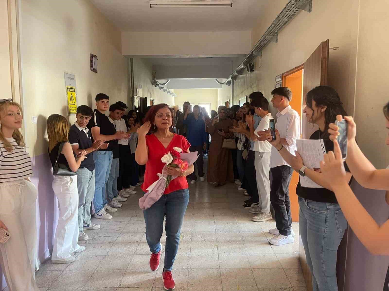 Emekliye ayrılan öğretmene duygusal veda