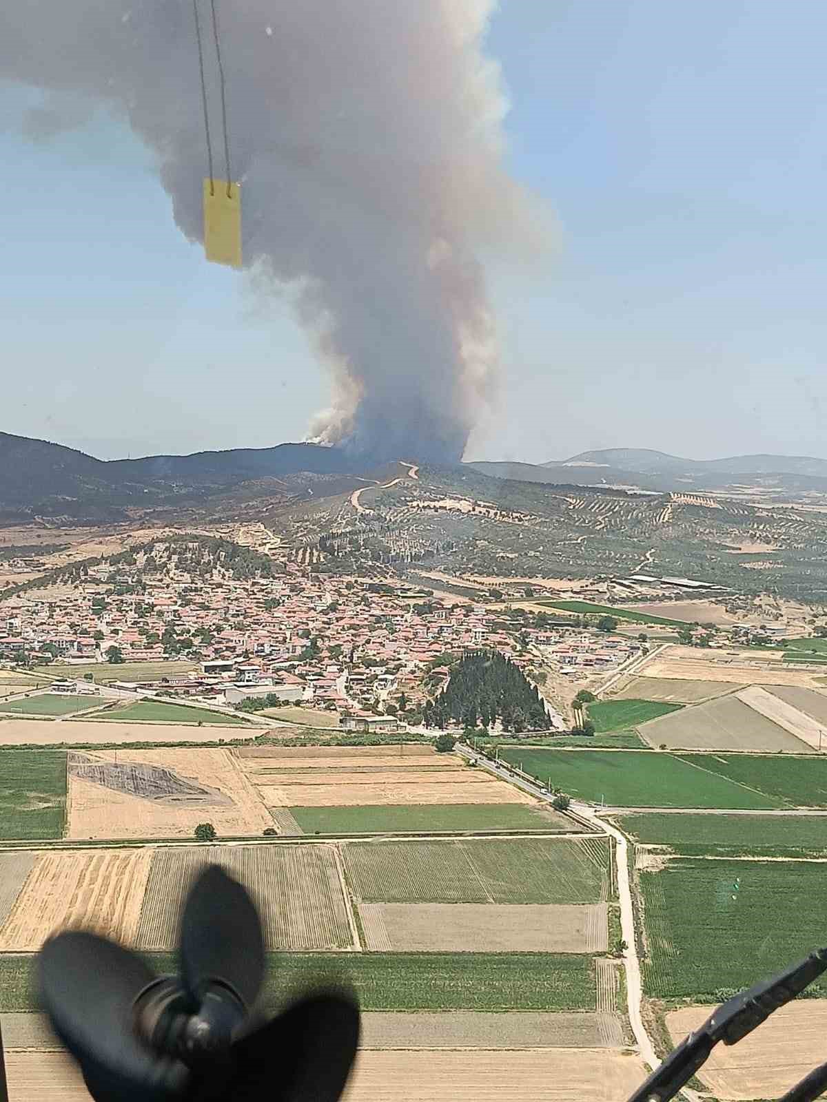 Fo&ccedil;a&rsquo;da orman yangınına havadan 11 u&ccedil;akla m&uuml;dahale
