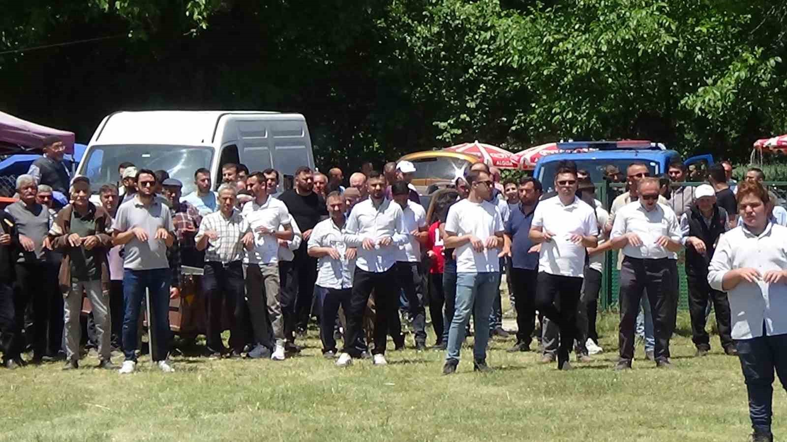 Yüzlerce kişi yağmur için avuçlarını semaya açtı
