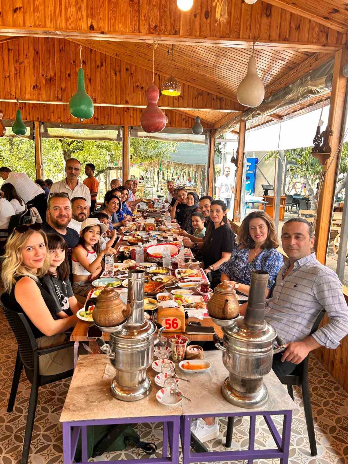 Tayini çıkan öğretmenlere duygusal veda
